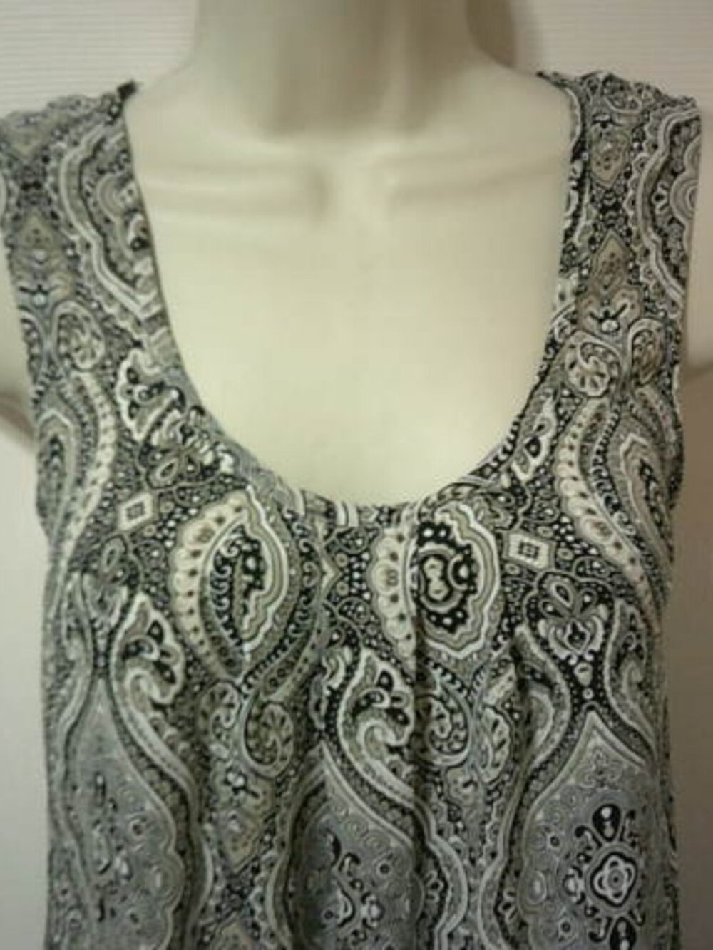 CUTE WOMEN'S PLEIONE SIZE S SLEEVELESS BLOUSE PAISLEY STYLE GATHERS AT NECKLINE